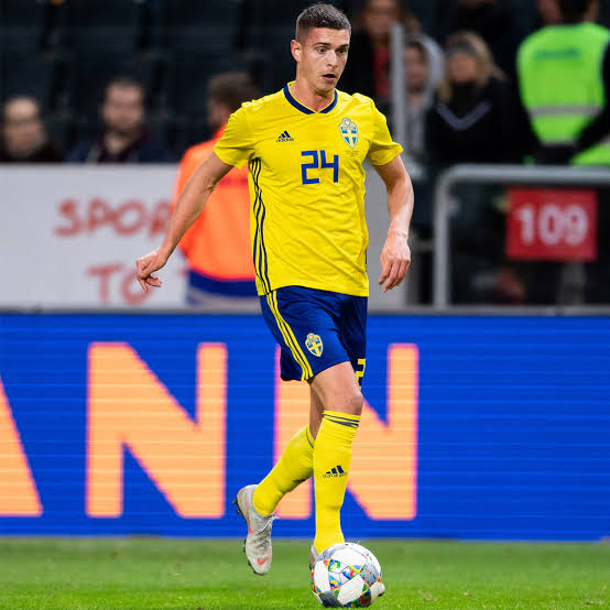 Kristoffer Peterson i svensk landslagsdräkt med bollen vid fötterna